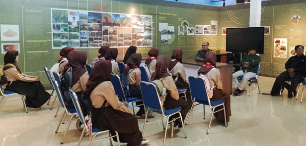 PENGURUS PERPUSTAKAAN MTSN 7 KUNINGAN KUNJUNGI PERPUSDA UNTUK PERKUAT BUDAYA LITERASI