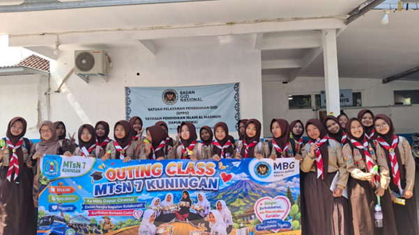 SISWA MTSN 7 KUNINGAN BELAJAR PROSES MAKAN BERGIZI GRATIS MELALUI OUTING CLASS DI SPPG DAPOER CIREMA